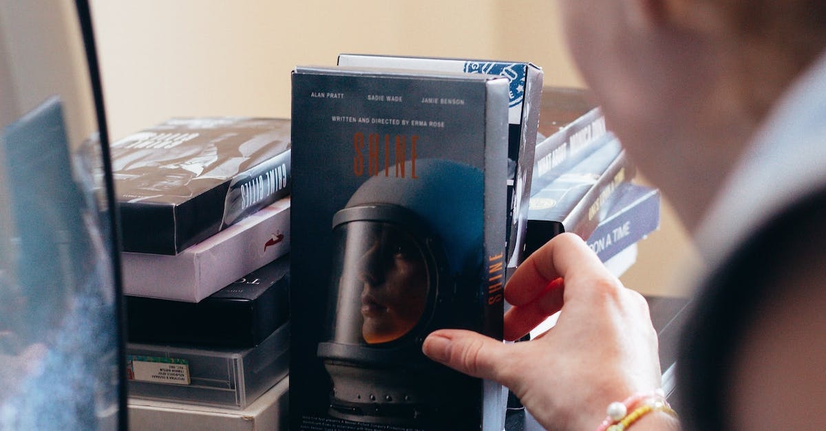 иллюстрация на тему "Выбор предметов для ухода за пожилым человеком."